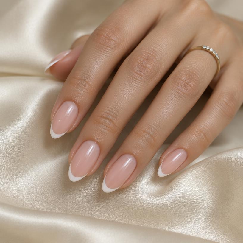 Manicura francesa clásica en uñas almendra