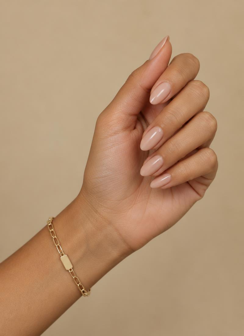 Uñas nude naturales con pulsera dorada